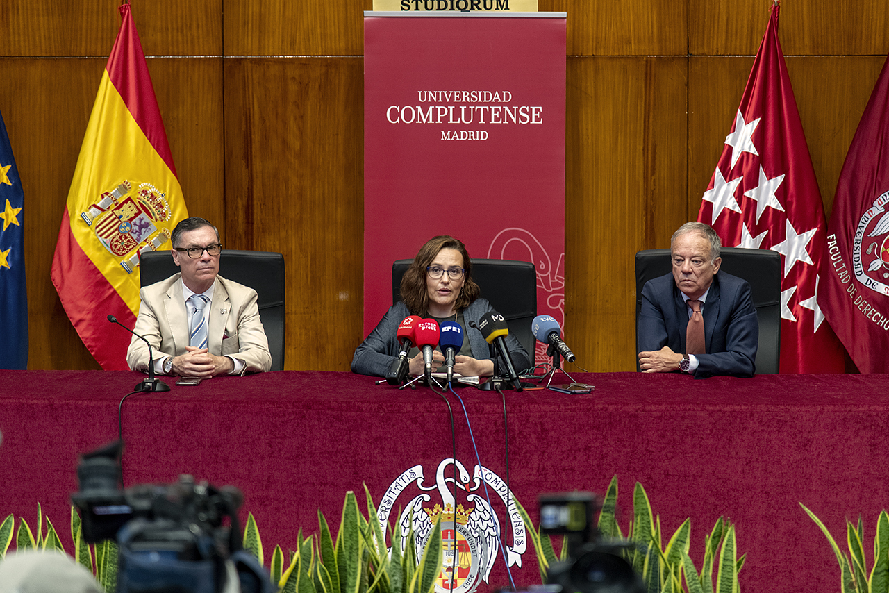 Víctor Briones, Rosa de la Fuente y Ricardo Alonso, durante la rueda de prensa