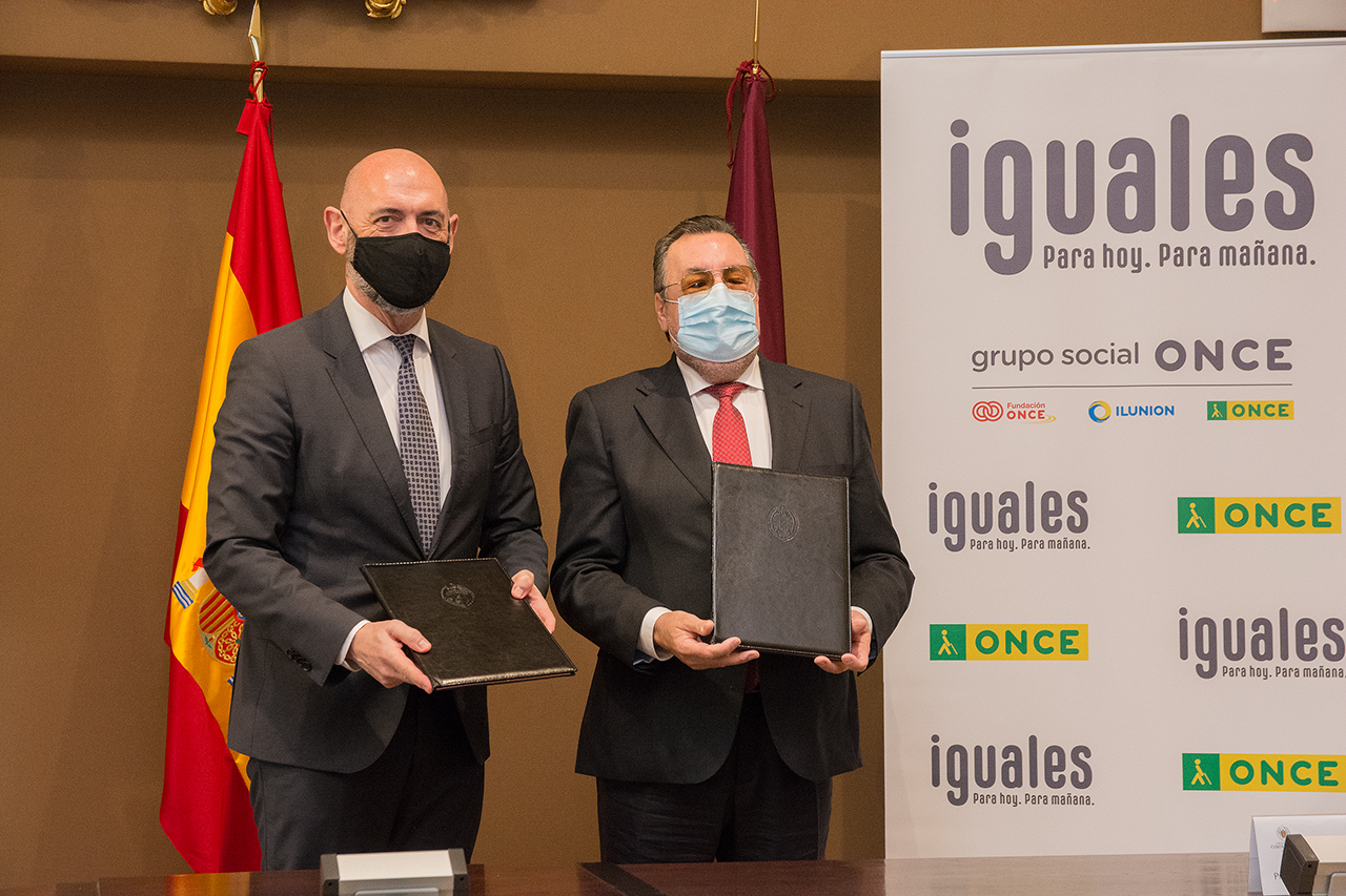 Joaquín Goyache y Miguel Carballeda posan tras firmar el convenio