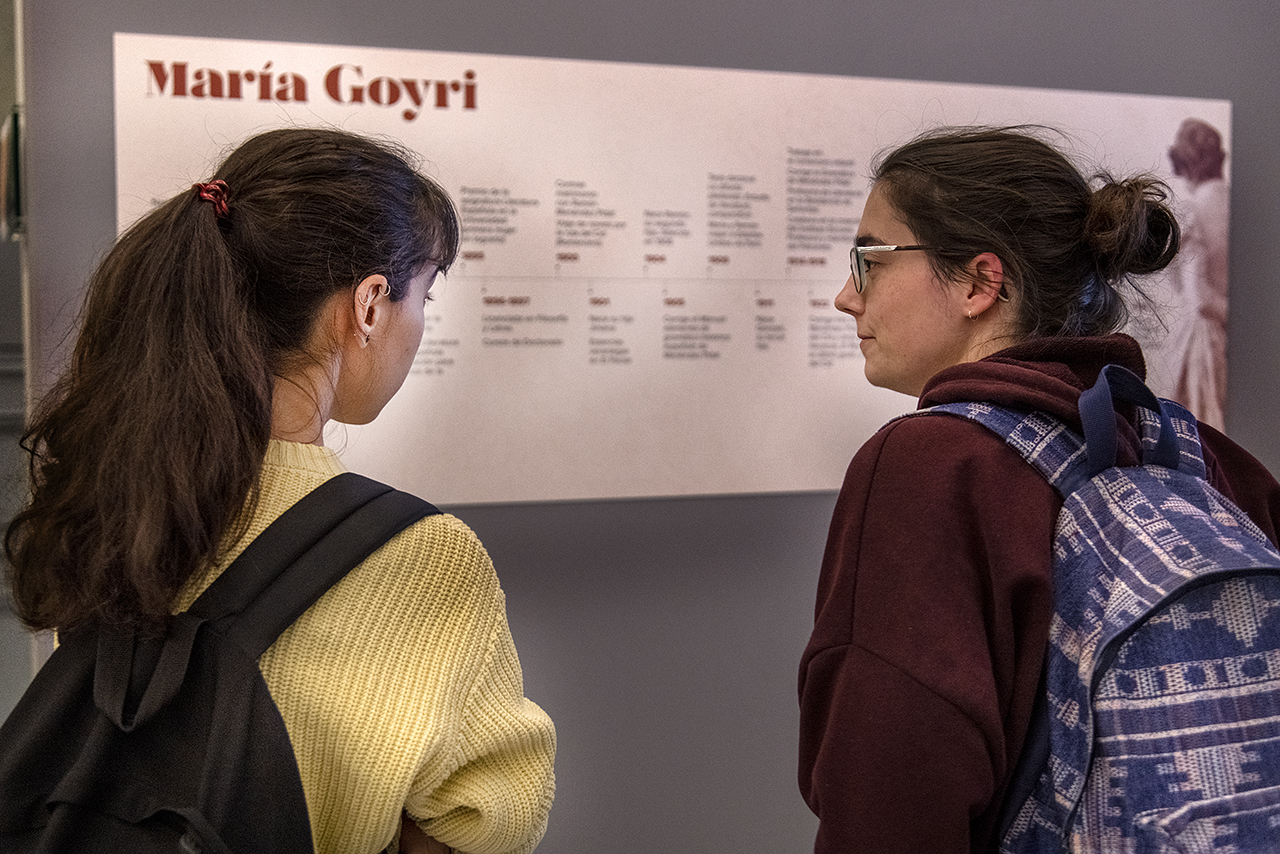 Visitantes en la exposición “María Goyri en la Universidad. Investigación y creación (1892-1909)”
