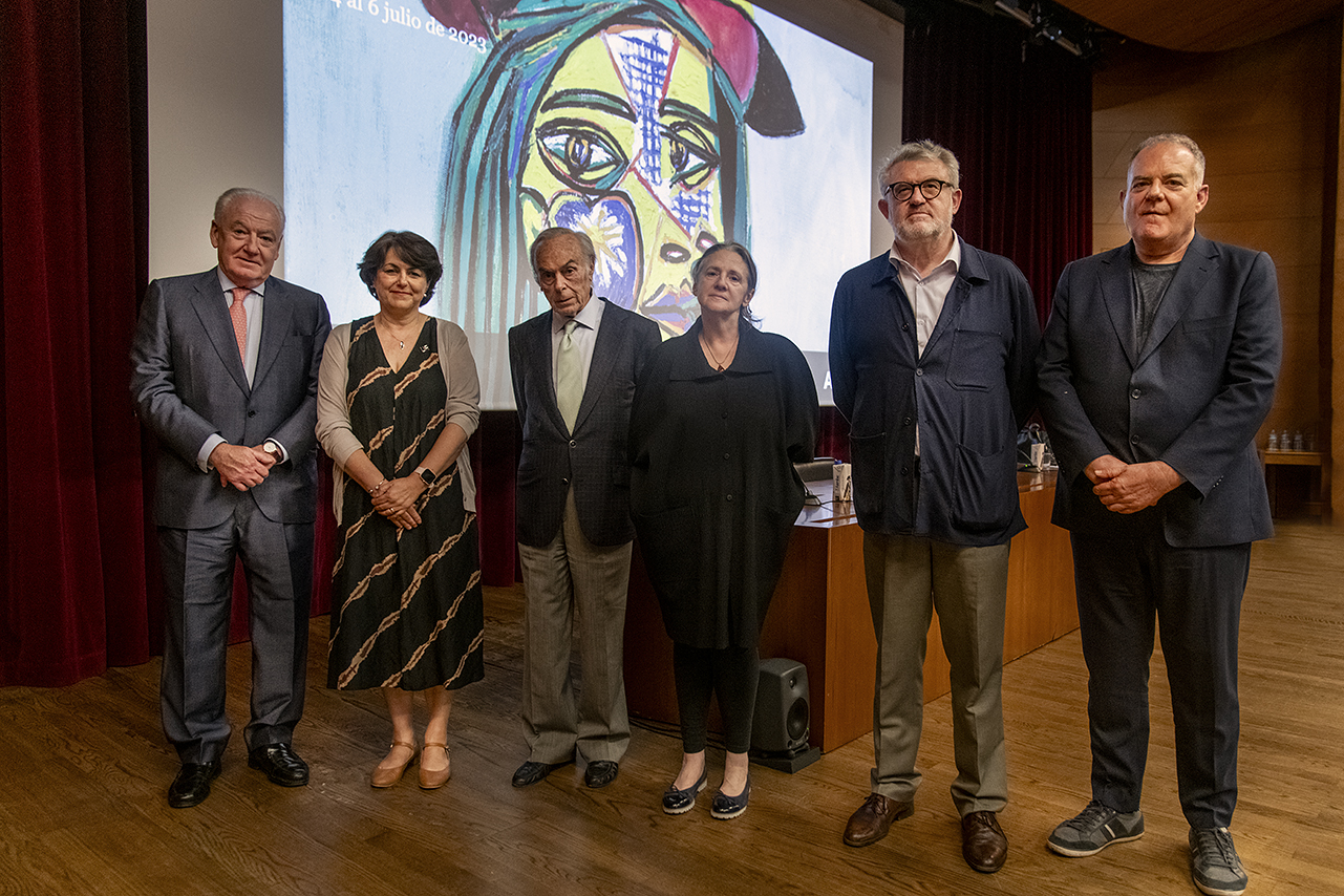 Organizadores, patrocinadores y conferenciantes, antes de la inauguración del curso “Picasso y los géneros de la pintura”