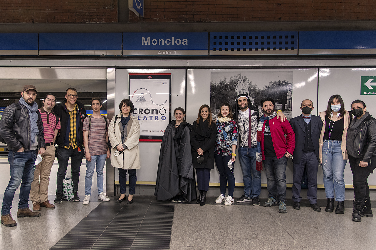 Responsables de la UCM y de Metro de Madrid junto a algunos de los actores que participan en Cronoteatro