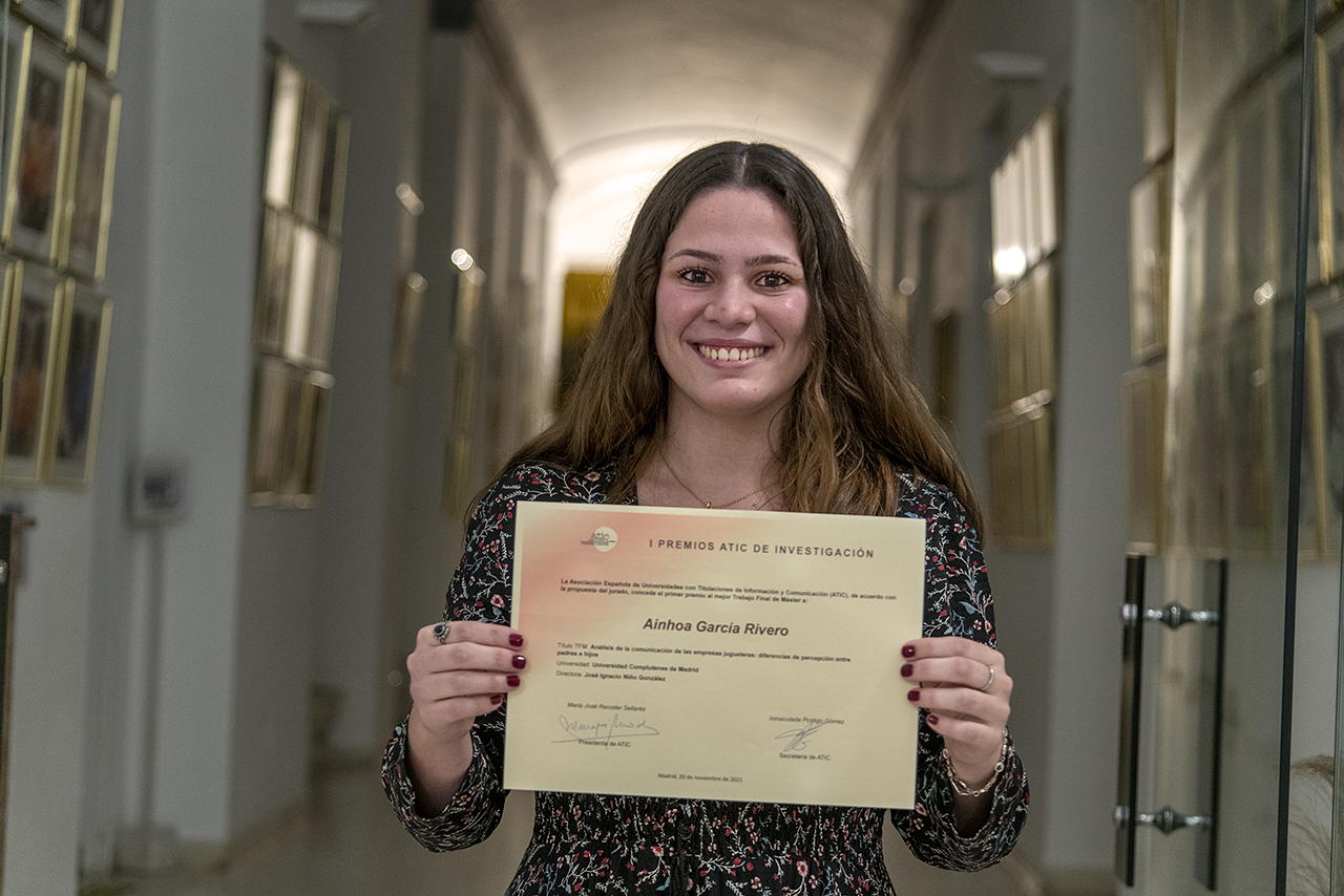 La estudiante Ainhoa García Rivero, premio ATIC al mejor Trabajo Fin de Máster