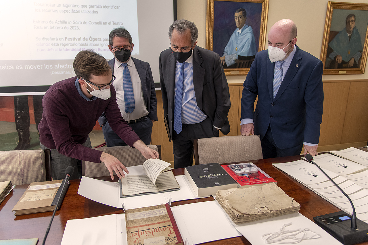 Lluís Bertran muestra al consejero, en presencia de Álvaro Torrente, y el decano Miguel Luque, algunas obras del fondo histórico del Instituto