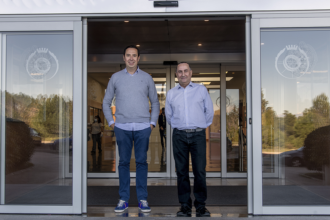 David Carabantes Alarcón y Luis Hernández Yáñez, en la puerta principal de la Facultad de Informática
