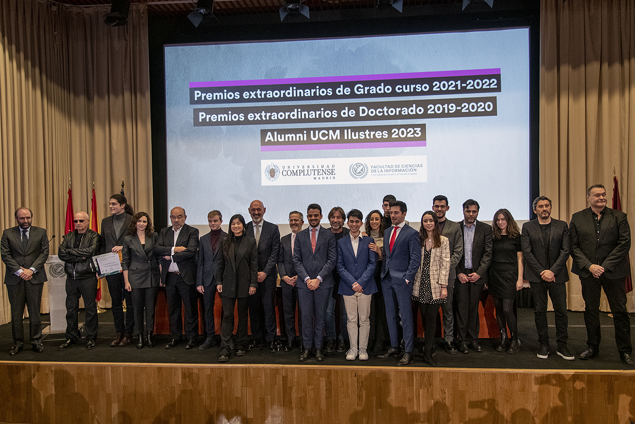 Foto de grupo de los estudiantes premiados y los Alumni Ilustres, con las autoridades académicas