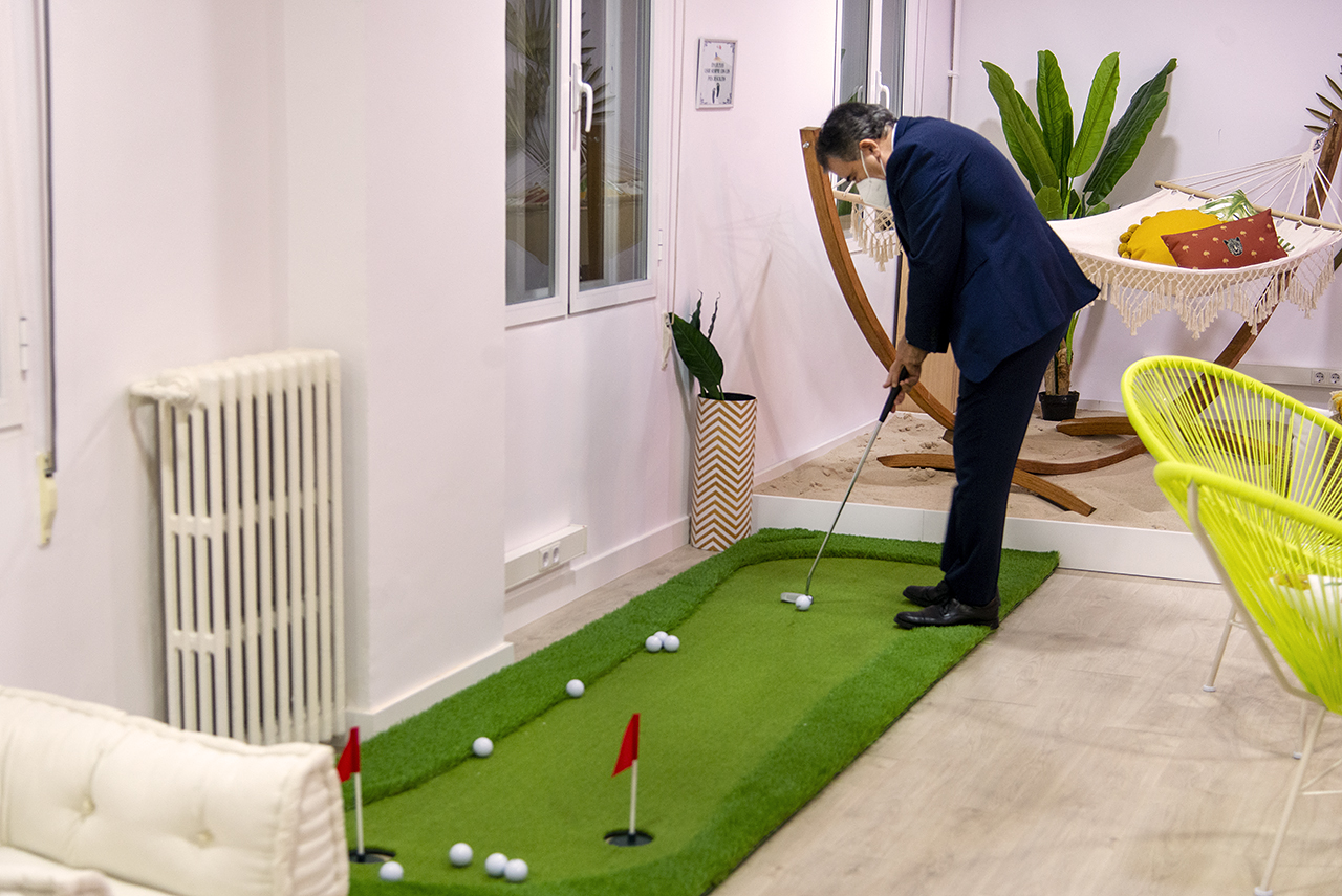 Federico Morán prueba el mini golf