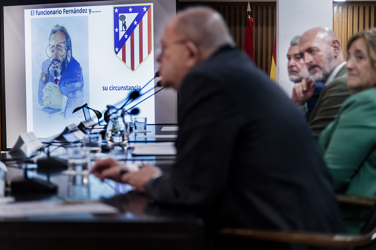 Proyectada la imagen con la que el profesor Fernández se presentaba a sus estudiantes como funcionario y socio del Atlético de Madrid