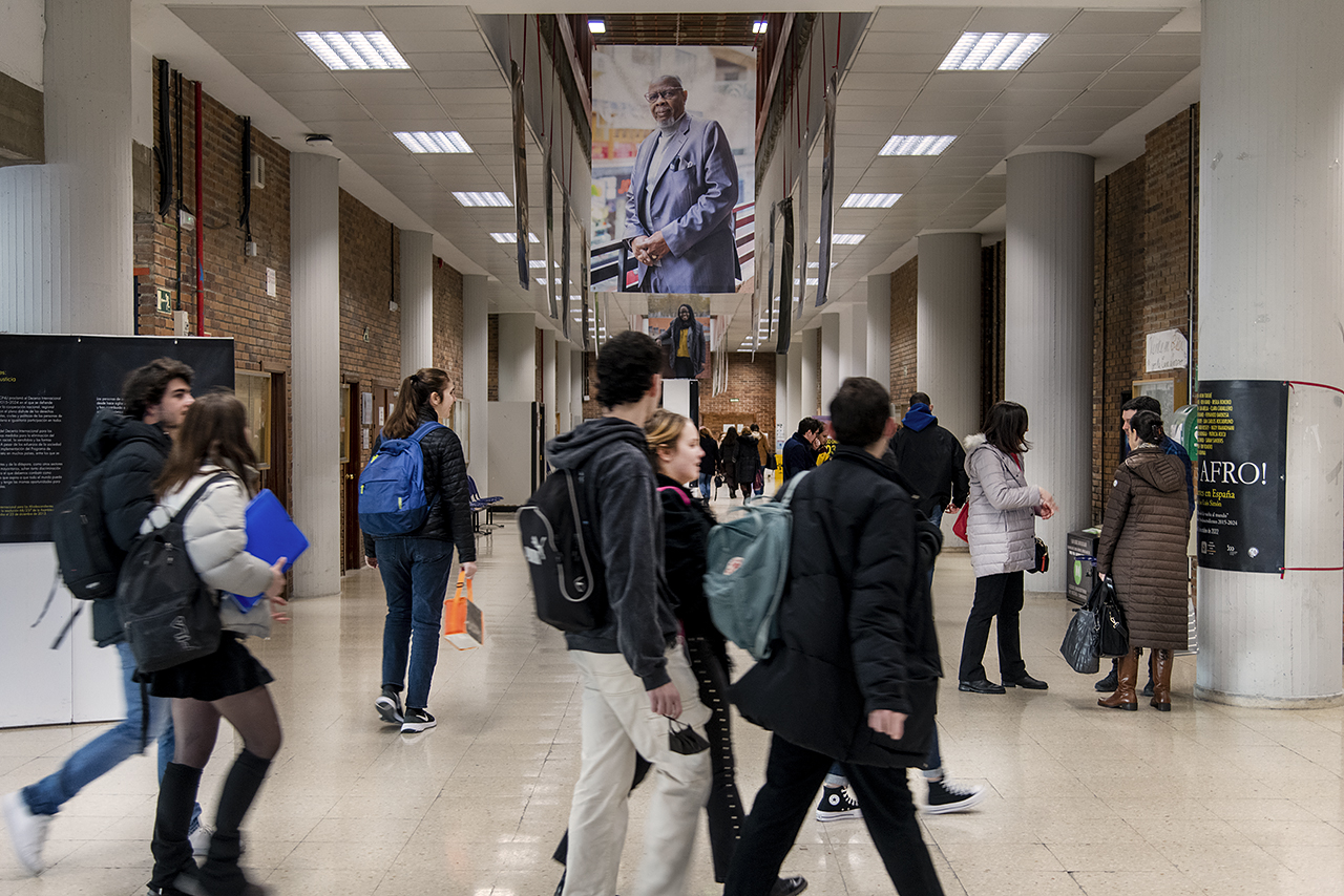 La exposición se puede ver en el pasillo principal de la Facultad de Ciencias Políticas y Sociología