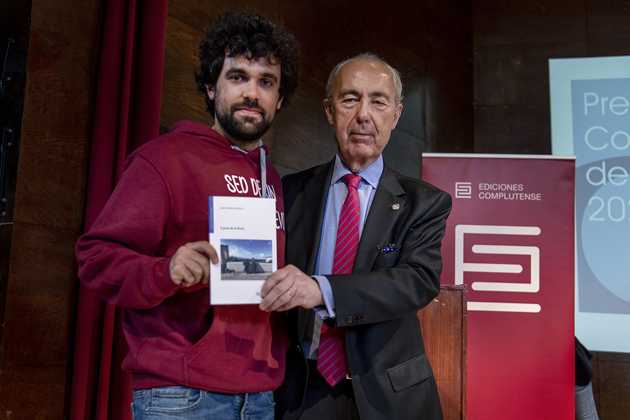 Juan Herrero, ganador del premio de poesía 2021, posa con su libro con Luis Alberto de Cuenca