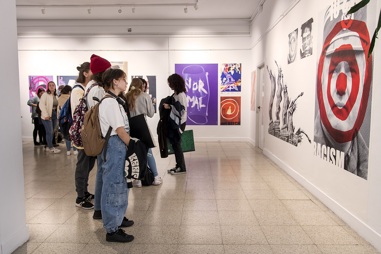 Estudiantes observan la exposición de Rico Lins en la Facultad de Bellas Artes
