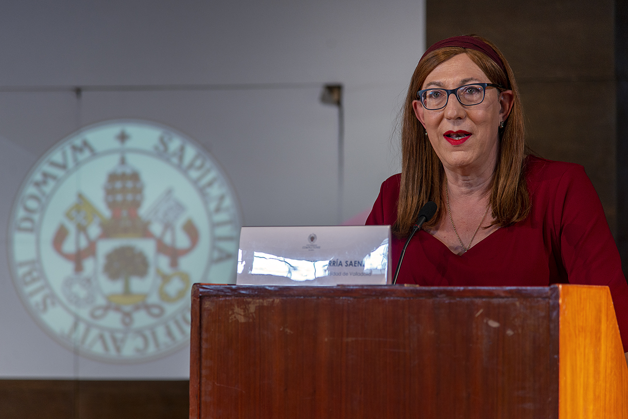 Marina Echebarría, de la Universidad de Valladolid, impartió la conferencia inaugural del máster universitario en Estudios LGBTIQ+, titulada Regular lo trans o el miedo a la diversidad