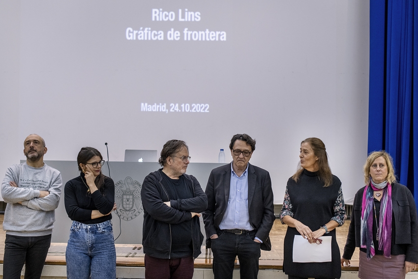 Representantes de Madrid Gráfica y de la Facultad de Bellas Artes, a los lados de Rico Lins