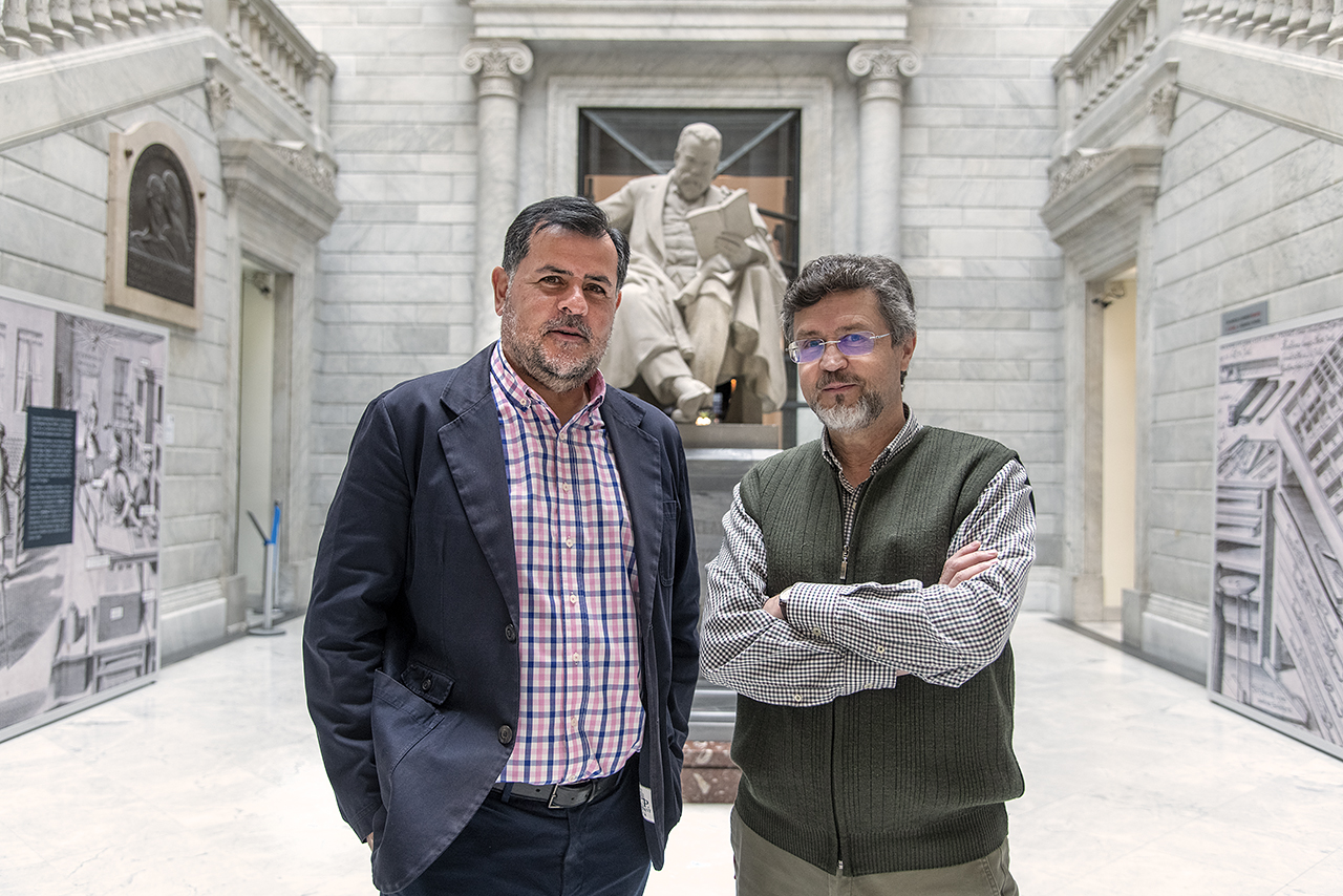 Fermín de los Reyes Gómez y Juan Miguel Sánchez Vigil, en la Biblioteca Nacional