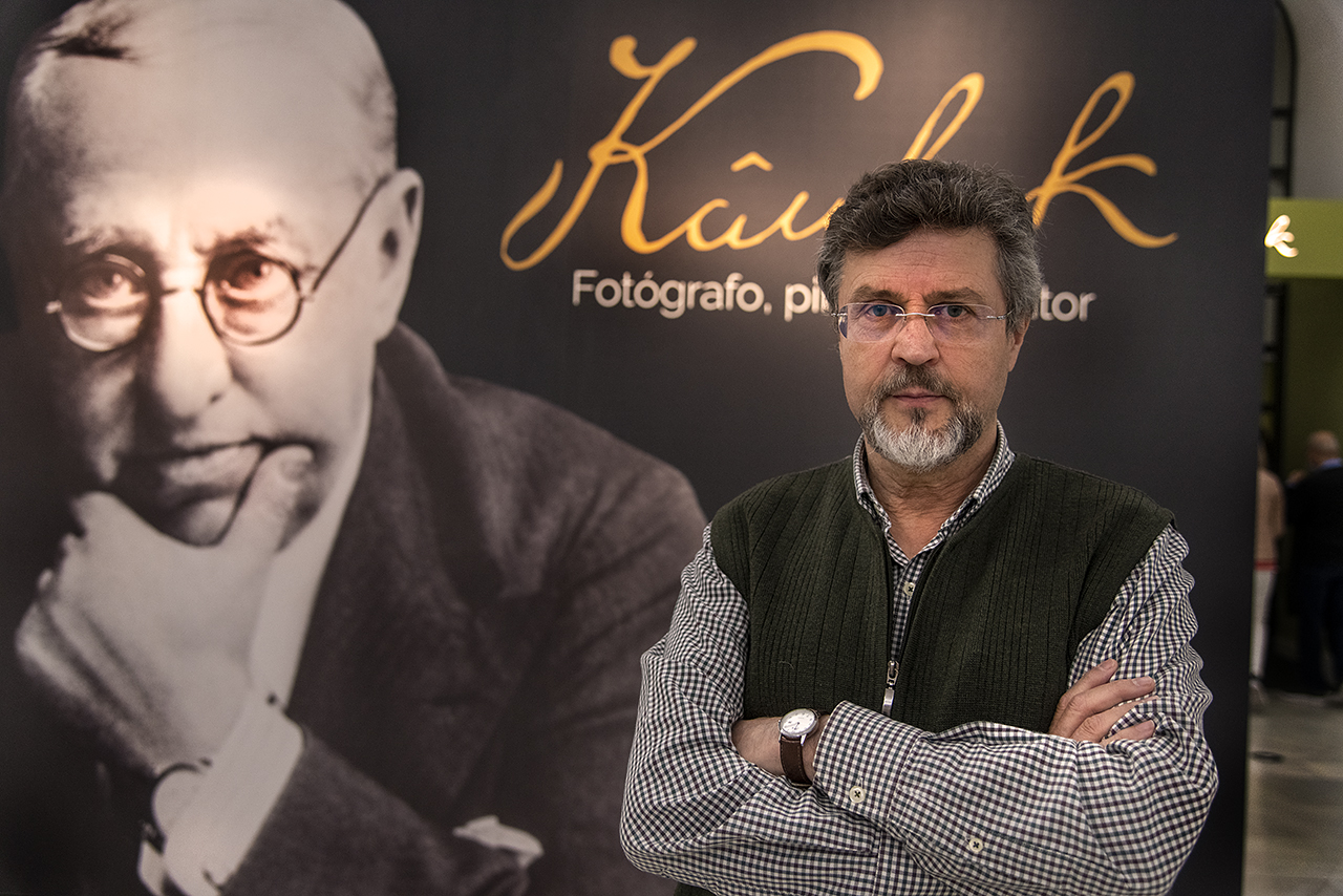 Juan Miguel Sánchez Vigil, comisario de la exposición "Kâulak: fotógrafo, escritor y pintor"