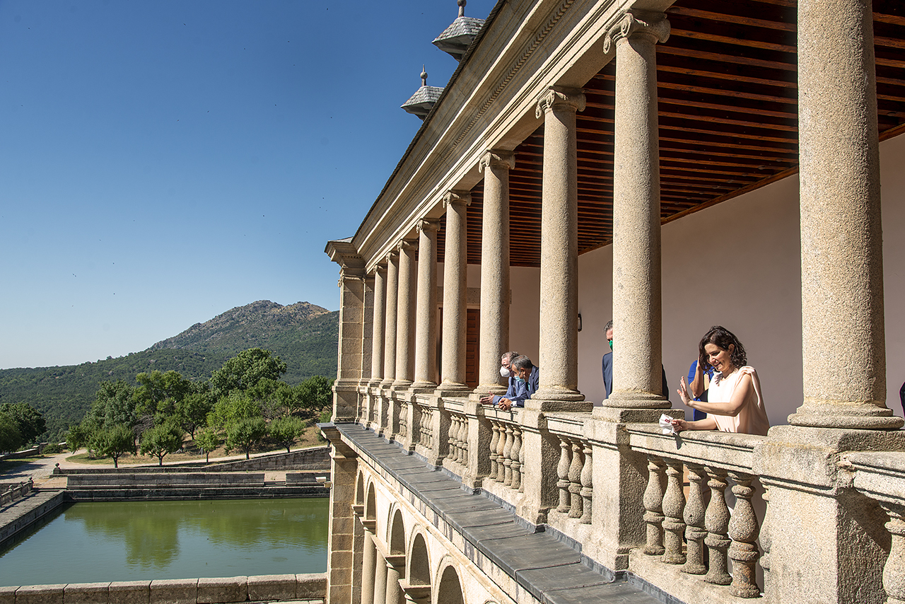 Isabel Díaz Ayuso se asoma al Jardín de los Frailes del monasterio de El Escorial