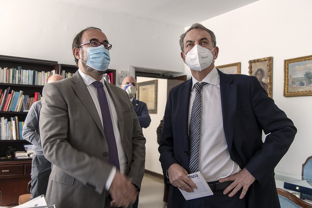 El decano de Filología muestra a Zapatero su despacho
