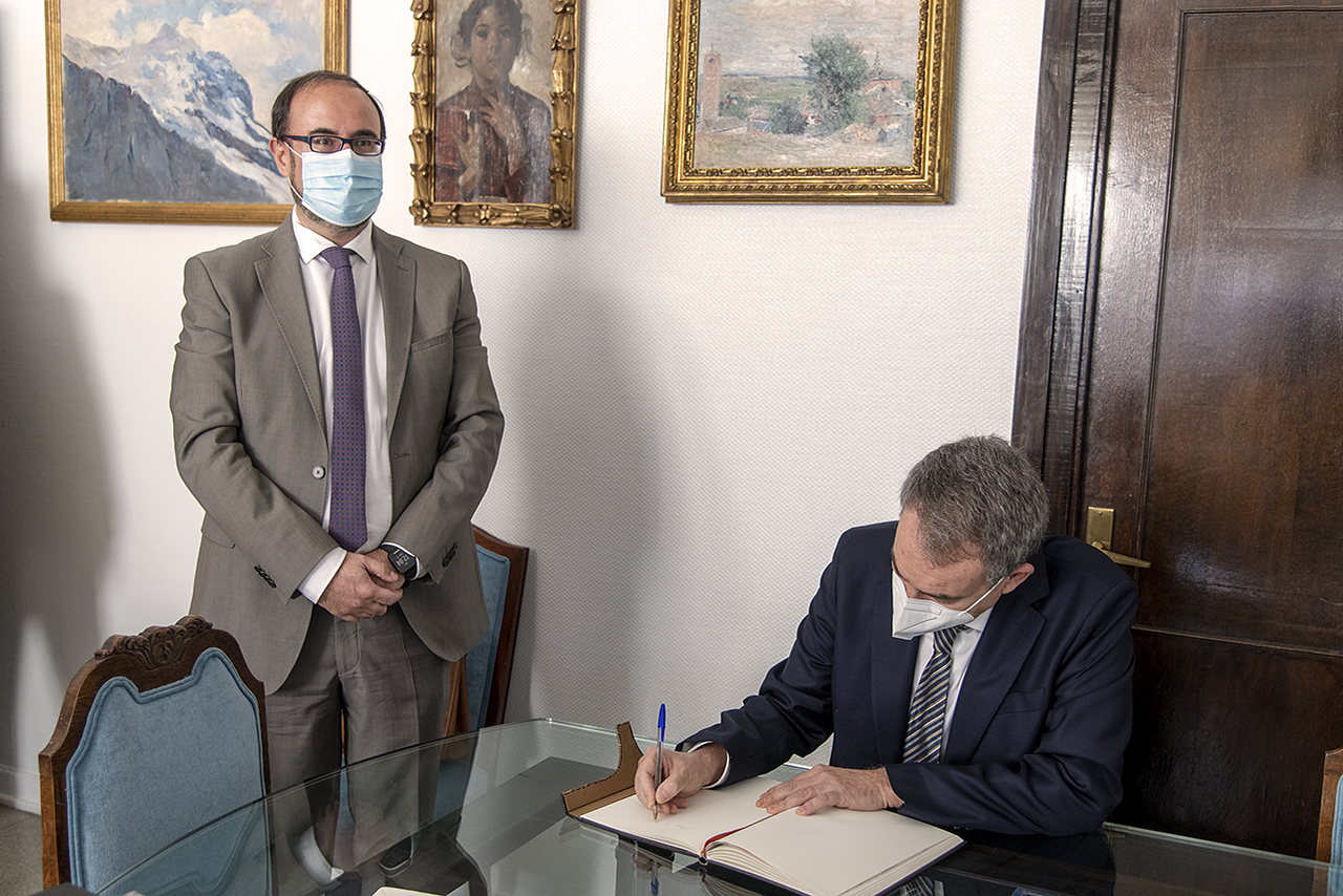 Rodríguez Zapatero firmó en el libro de honor de la Facultad de Filología