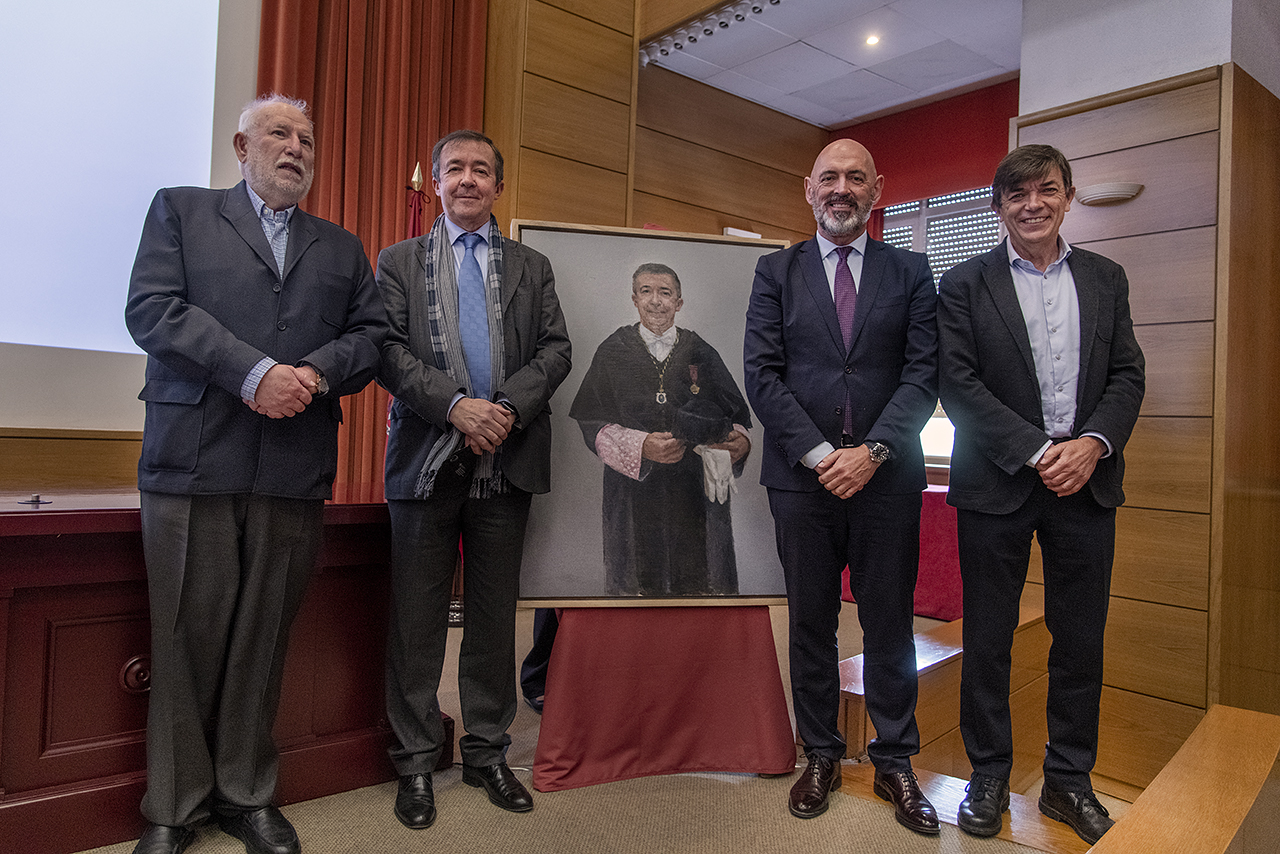Los últimos cuatro rectores de la UCM -Carlos Berzosa, José Carrillo, Joaquín Goyache y Carlos Andradas- posan junto al retrato