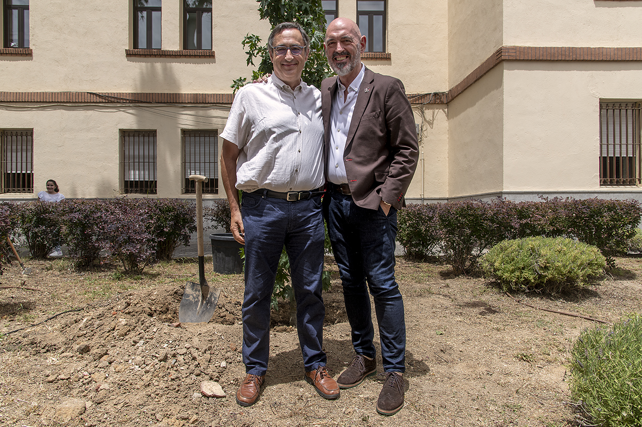 El decano Gonzalo Jover y el rector Joaquín Goyache, posan ante el árbol plantado en la Facultad para conmemorar los 30 años de su creación