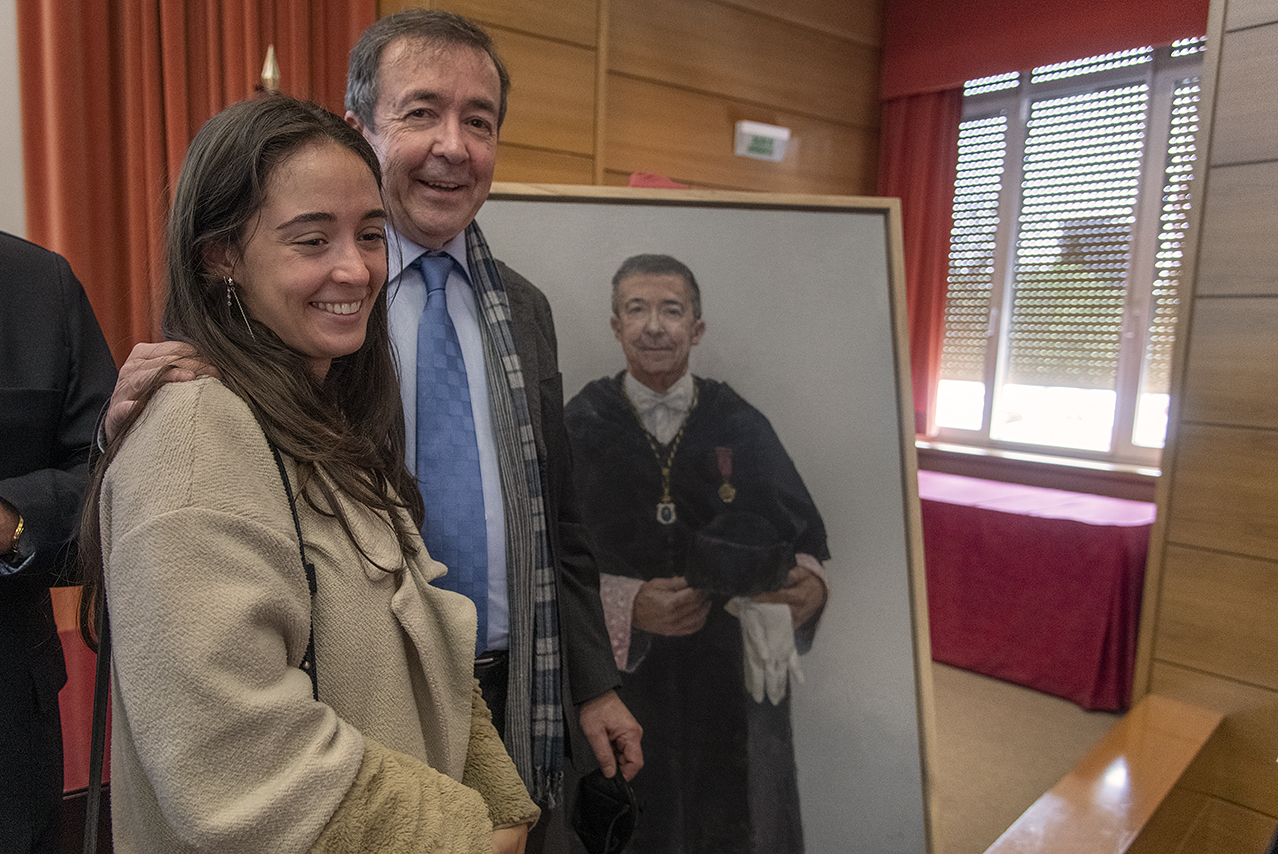 José Carrillo y su hija Ana, protagonista de la anécdota contada por su padre en su intervención, posan junto al retrato