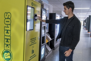 La UCM se suma a la iniciativa RECICLOS e instala máquinas automatizadas de recogida de latas y botellas de plástico
