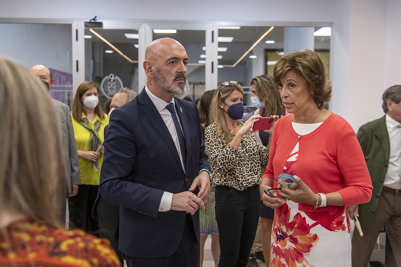El rector Joaquín Goyache y la decana de Farmacia, Irene Iglesias, en la inauguración del Aula de Farmacia Simulada