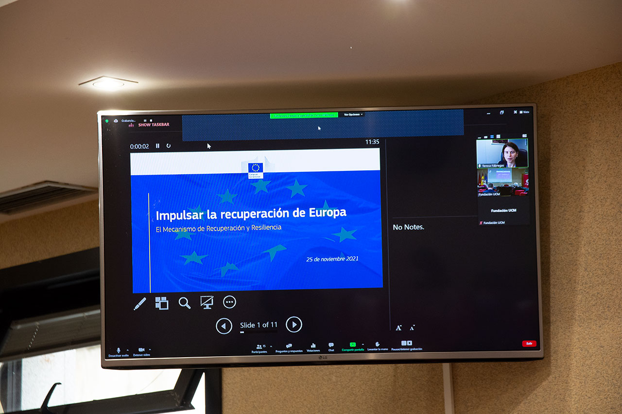 Imagen de un monitor de la sala, durante la intervención de Teresa Fábregas