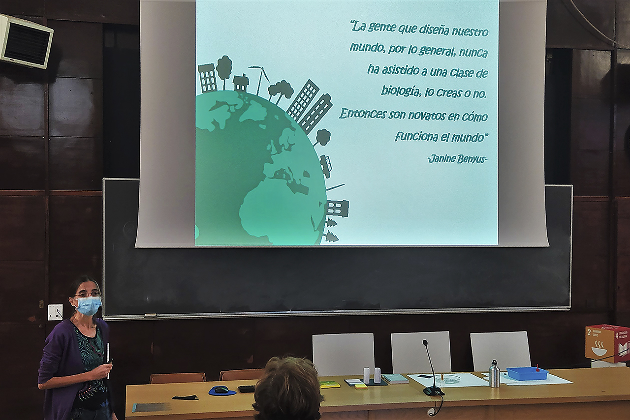 La profesora Eva Batanero Cremades, coordinadora del grupo de divulgación “Biomimetizando… construimos un mundo mejor”