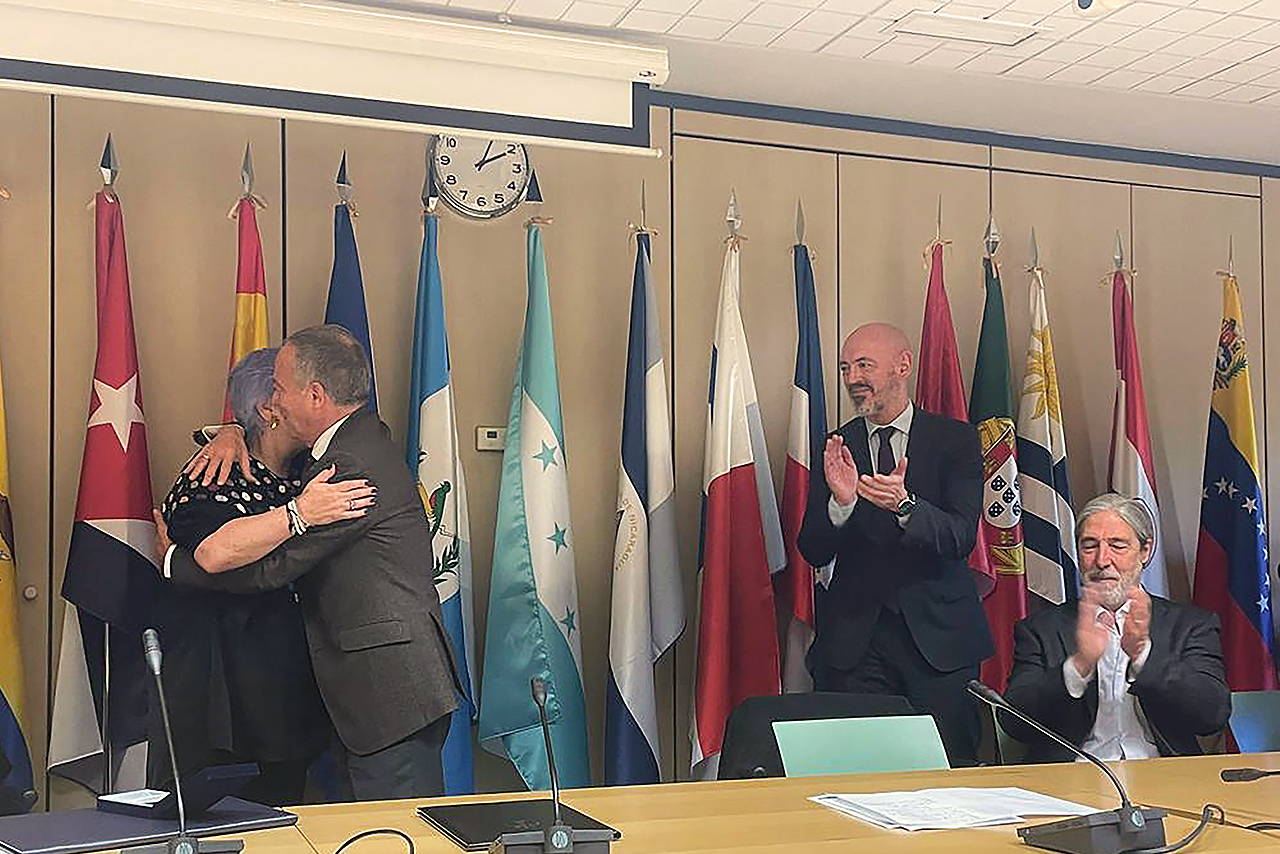 El rector Goyache aplaude al profesor Alonso tras recibir la Medalla Gabriela Mistral