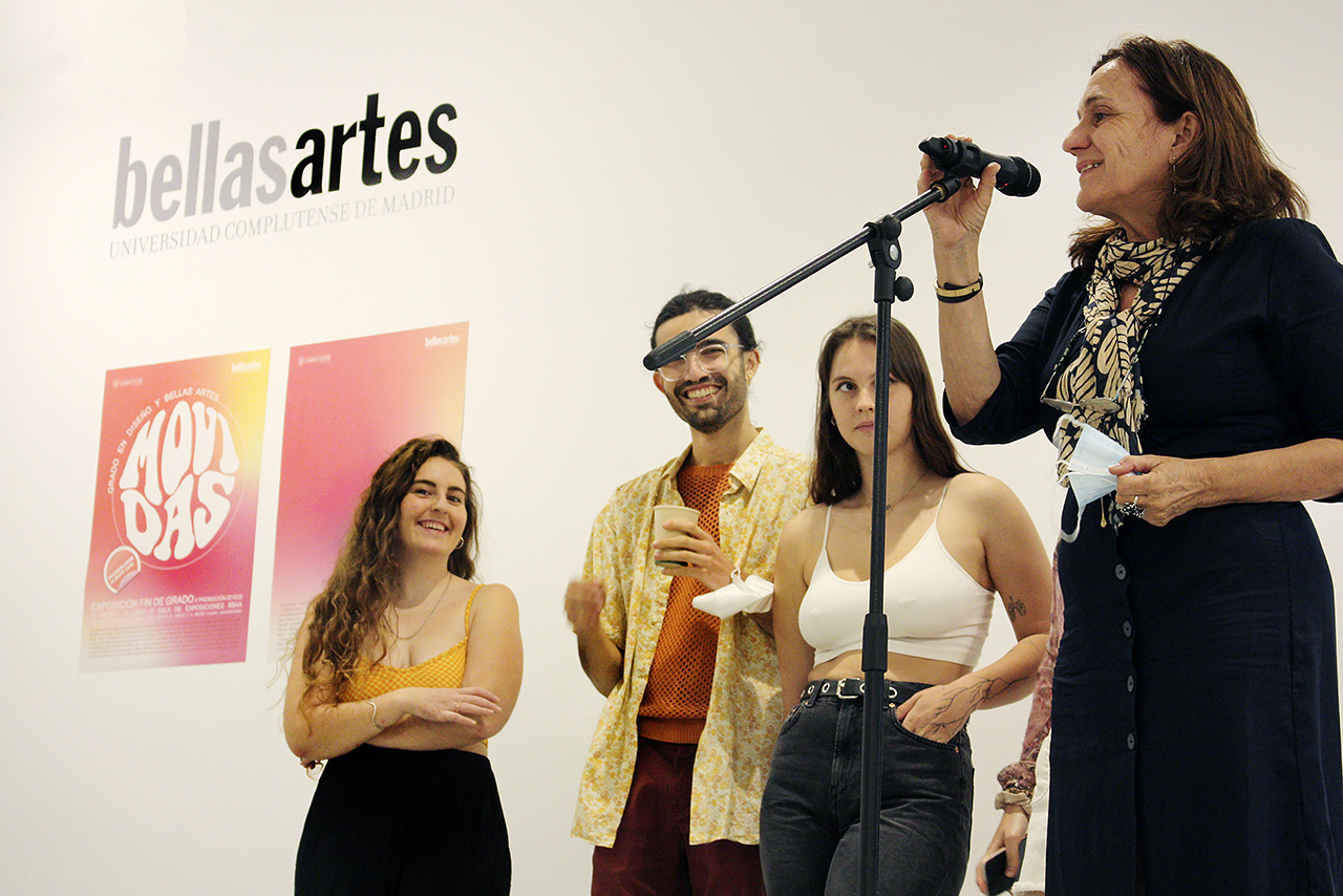 La decana de la Facultad de Bellas Artes, Elena Blanch, inauguró la muestra "Movidas"
