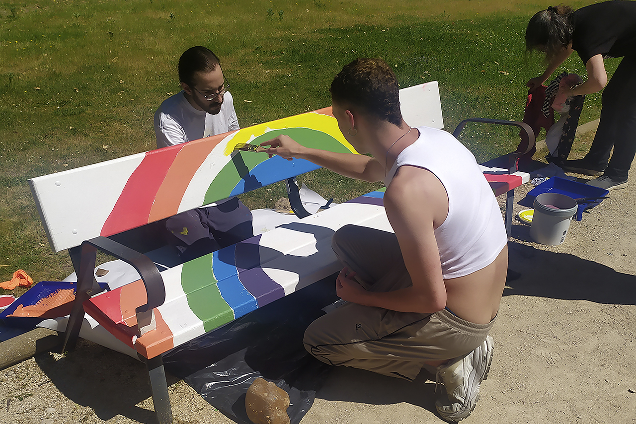 Estudiantes pintan uno de los bancos