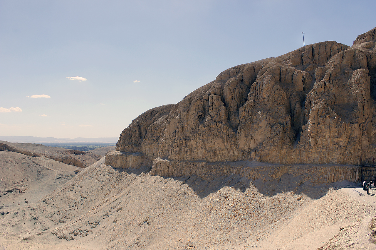 Vista de uno de los laterales del wadi, en el que se aprecia con claridad el camino tallado en la roca