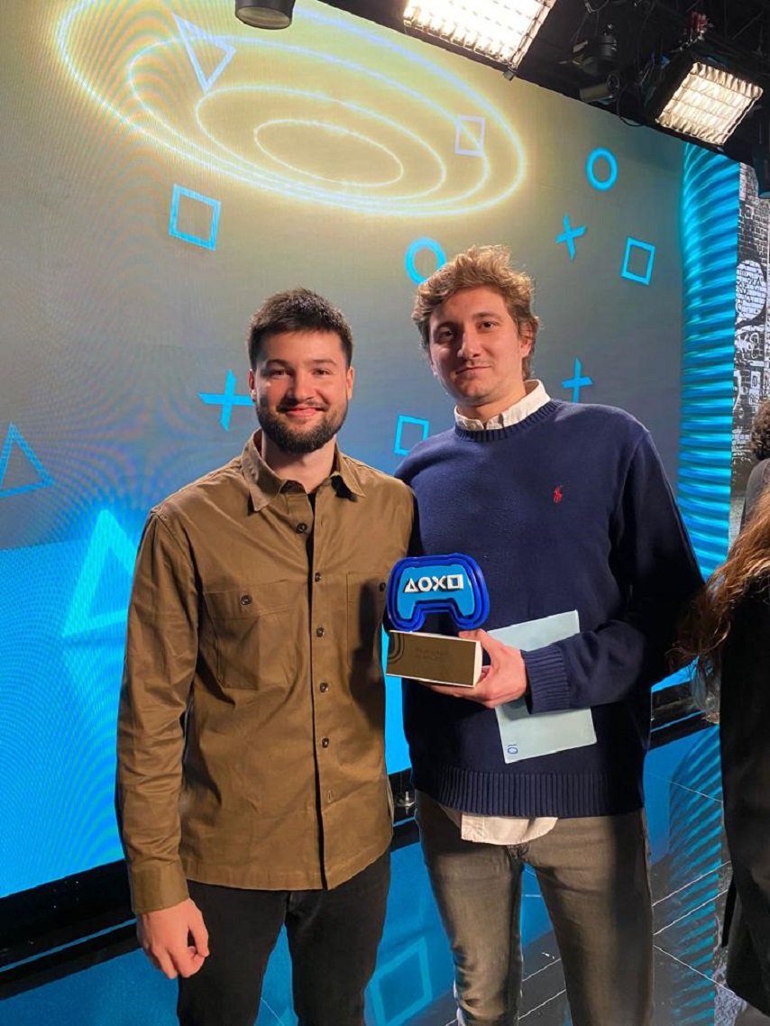 Alvaro Campillo y Juan de la Hoz, representantes del equipo de creación del videojuego ganador, en la entrega de premios