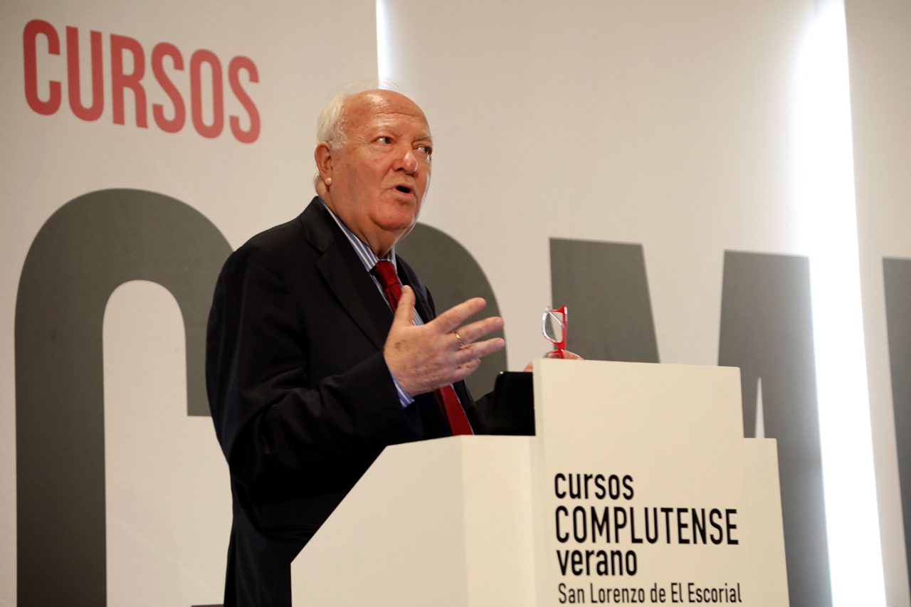 Miguel Ángel Moratinos durante su intervención en los Cursos de Verano de la UCM