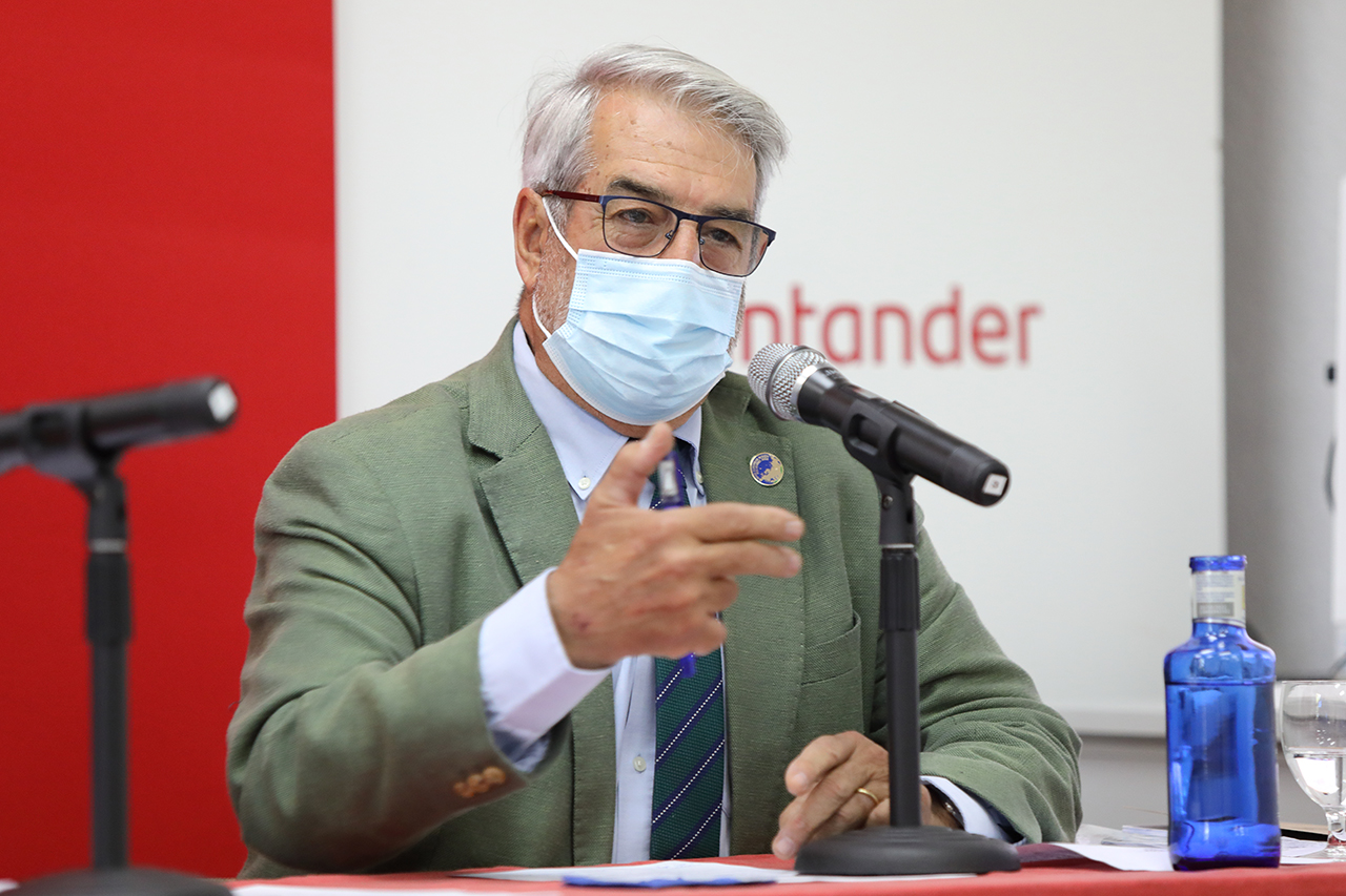 Raúl Ortiz de Lejarazu, director del curso “Las vacunas y la vacunación en los tiempos de la COVID-19”