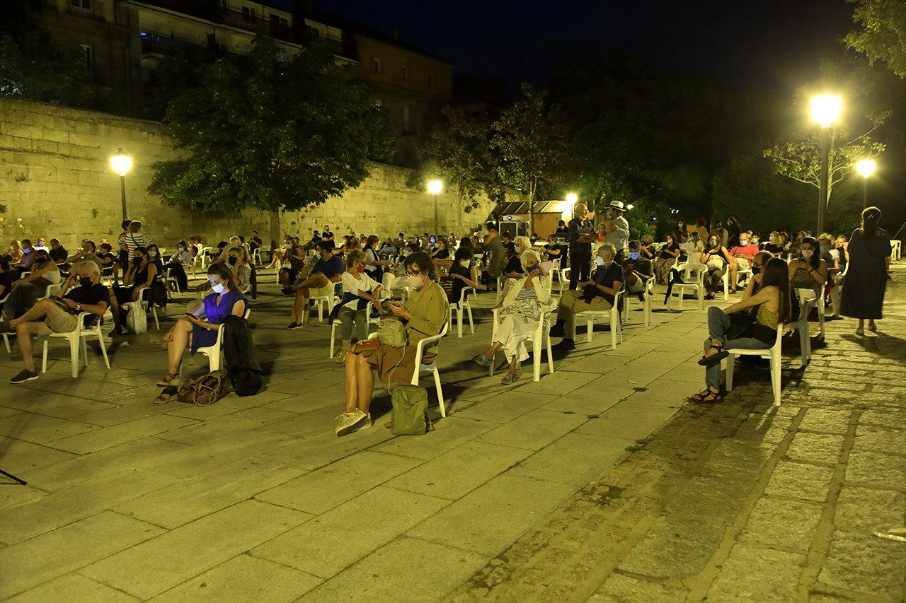 Los asistentes al espectáculo, celebrado en el Parque de la Bolera de San Lorenzo de El Escorial