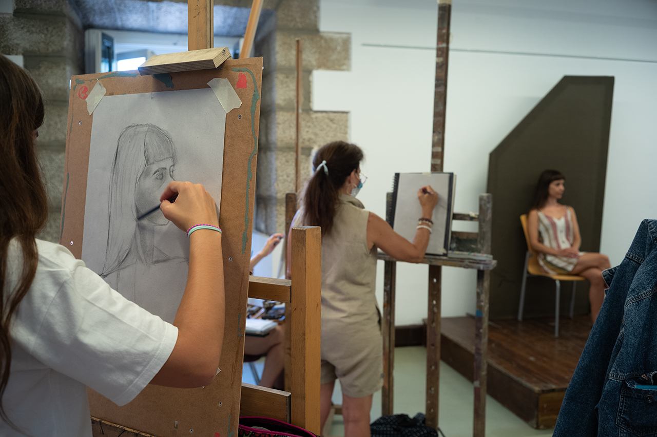 Jornada de trabajo, con la modelo Amparo de Gata, en el taller de retrato de Hernán Cortés