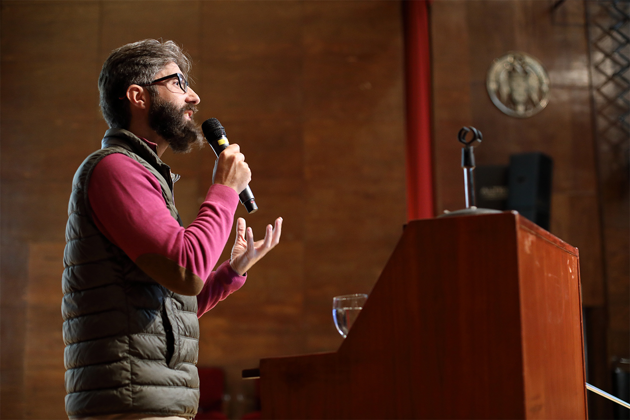 Pedro Garrido ha protagonizado una conferencia-espectáculo sobre la tradición oral como vía de aprendizaje en las casas cantaoras, ejemplificada en la del tío Juane
