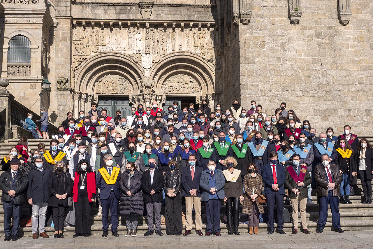 Foto de grupo de los asistentes a las jornadas del Consejo de Colegios Mayores Universitarios de España, celebradas en Santiago de Compostela