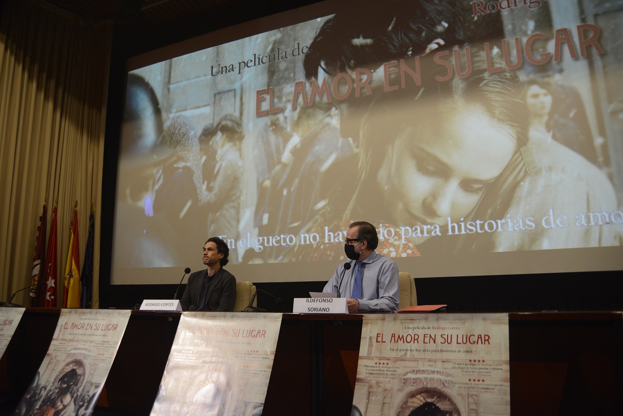 Rodrigo Cortés e Ildefonso Soriano, en el coloquio tras la proyección de "El amor en su lugar"