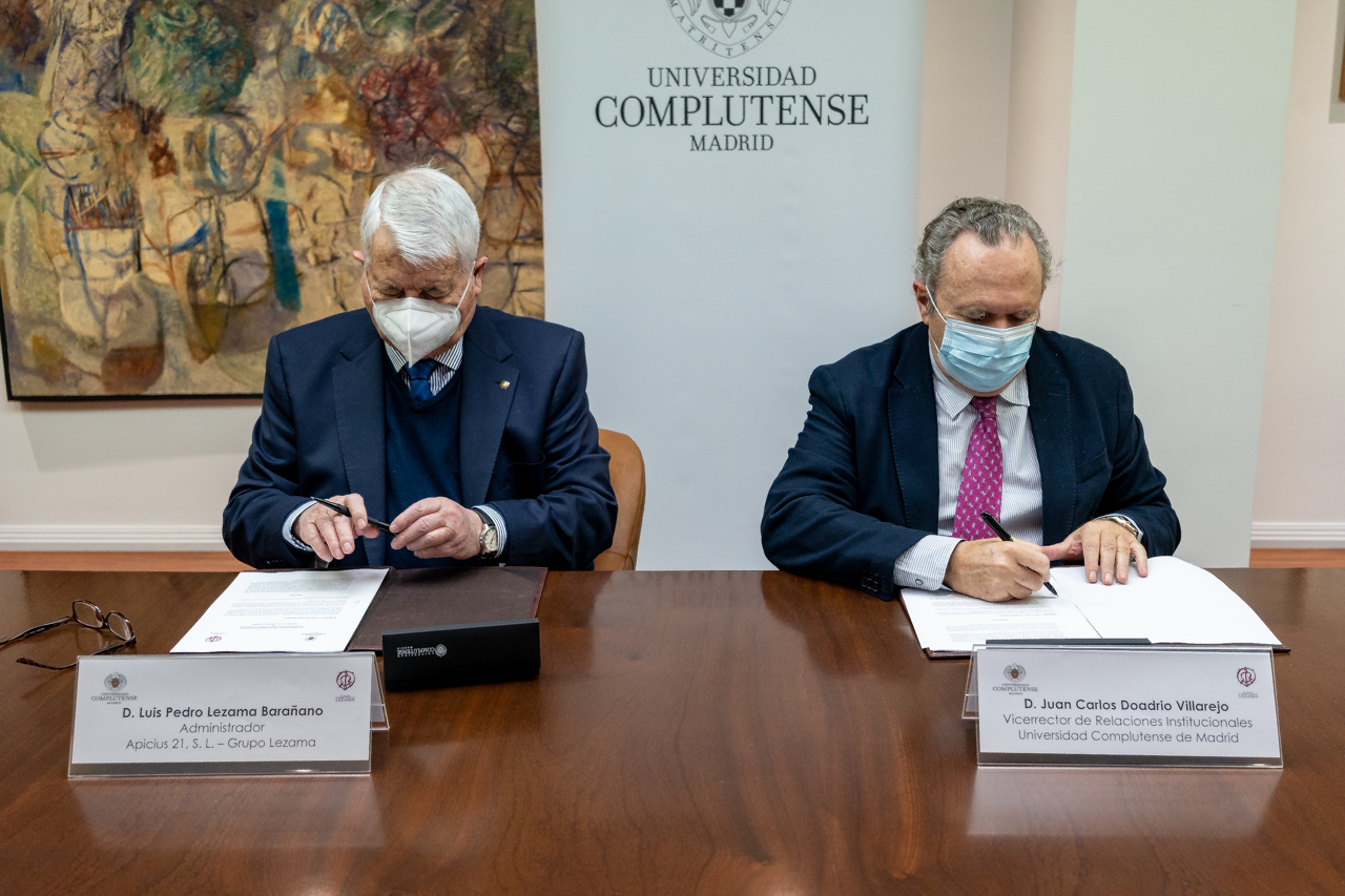 Luis Pedro Lezama y el vicerrector Doadrio firman el acuerdo