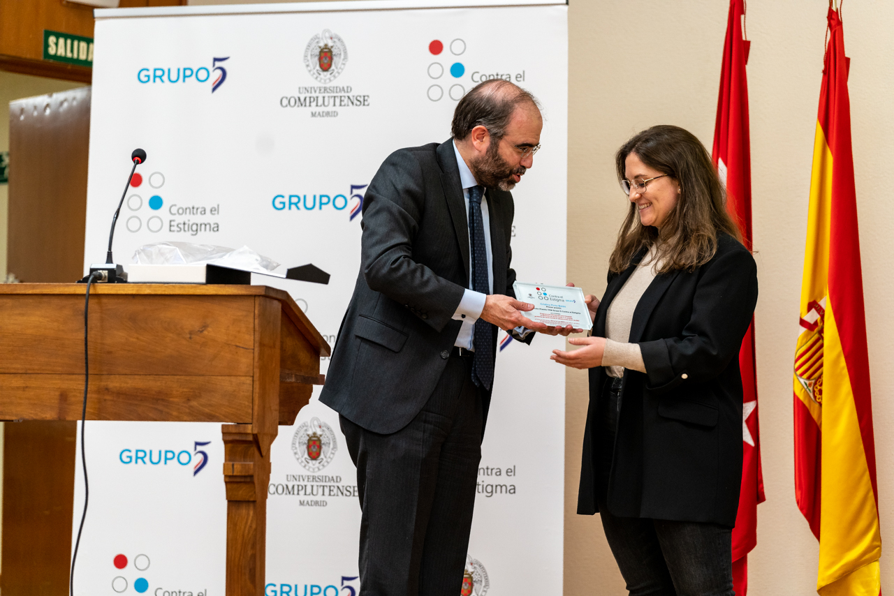 José María Coello de Portugal, vicerrector de Relaciones Institucionales, entrega el premio a Cristina Pinto