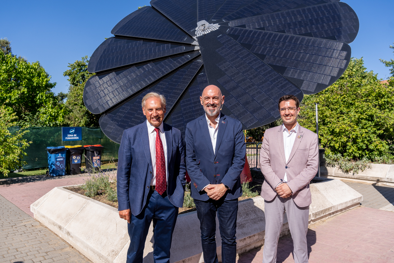 El responsable de la empresa instaladora, el rector y el vicerrector de Tecnología y Sostenibilidad posan frente a la flor solar
