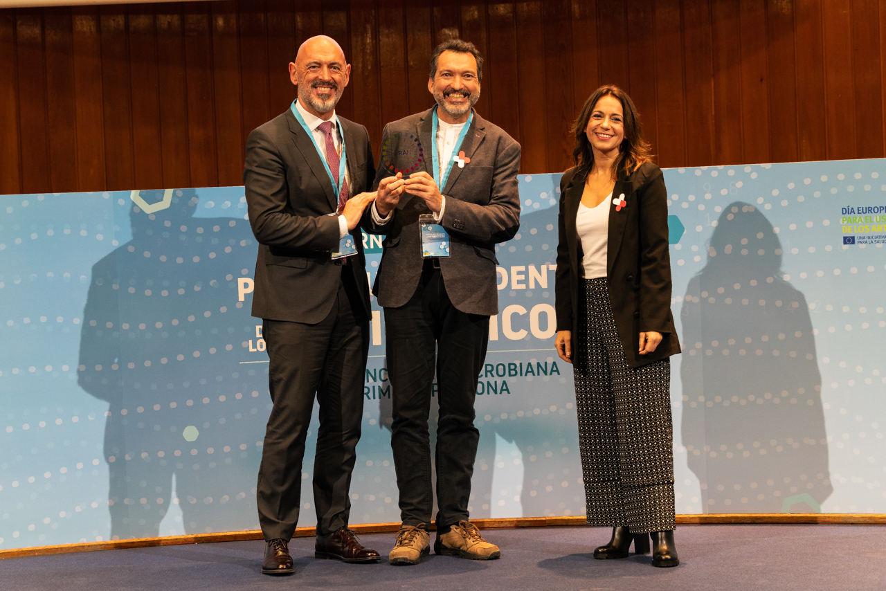Joaquín Goyache y Víctor Jiménez Cid recibieron el premio de manos de la secretaria de Estado de Sanidad, Silvia Cazón
