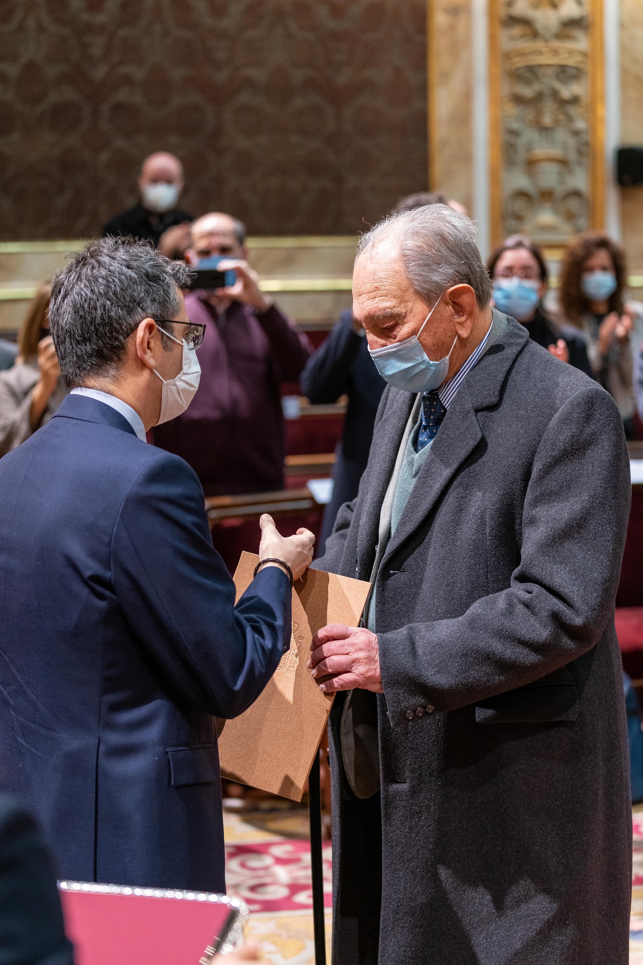 El hijo de Claudio Sánchez Albornoz recoge el documento de reparación simbólica de manos del ministro Félix Bolaños