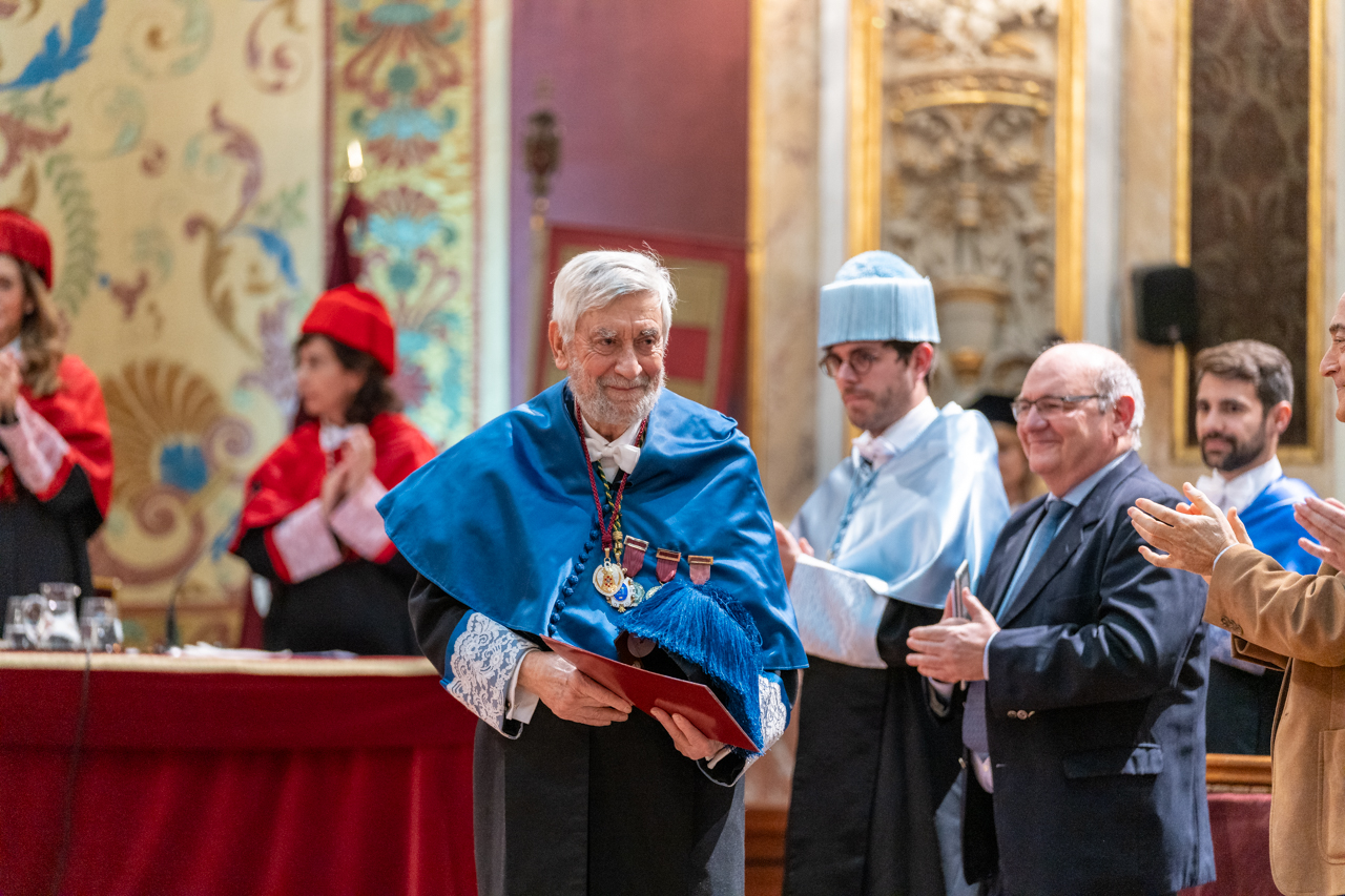 El profesor Miguel Ángel Alario recibe la Medalla Complutense al Mérito Docente e Investigador