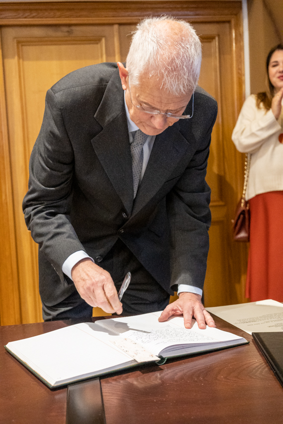 El profesor García Norro firma su acta de posesión