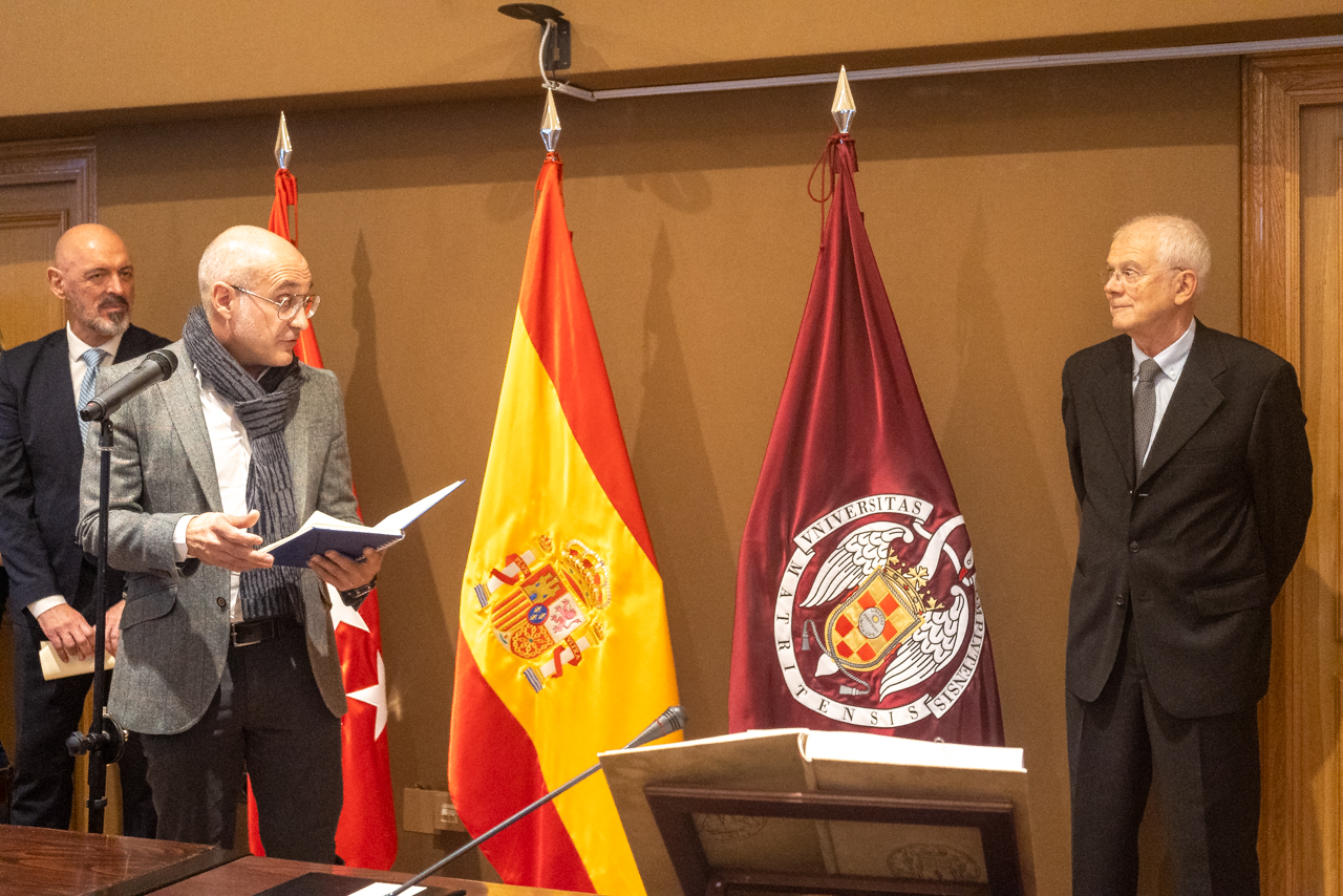 El anterior decano de Filosofía, Juan Antonio Valor, se dirige a su sucesor
