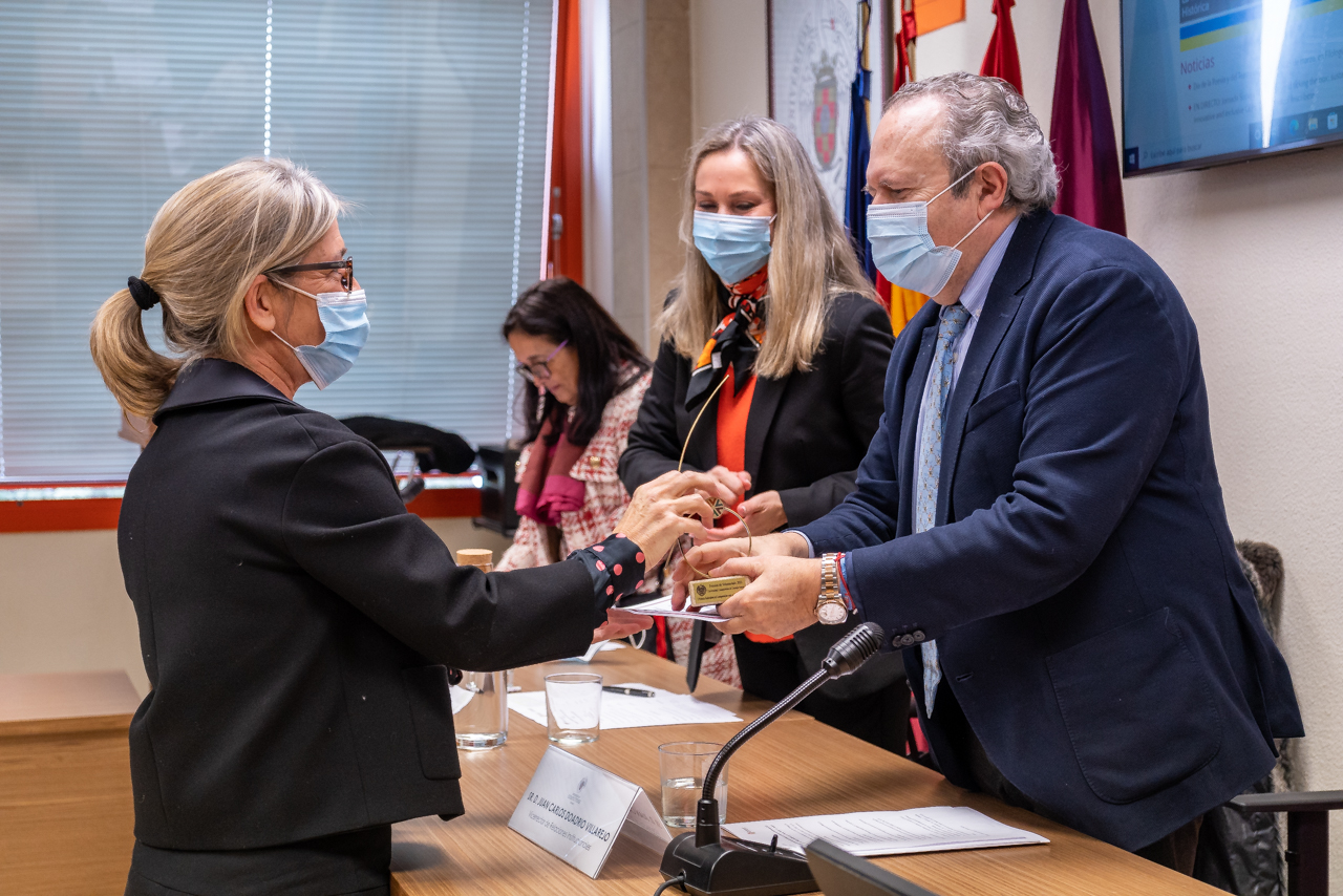 La profesora María Herández recoge el premio al compromiso individual de manos del vicerrector Juan Carlos Doadrio