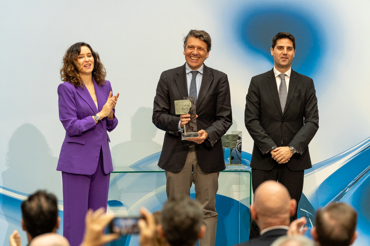 Celso Arango recibe el Premio Margarita Salas